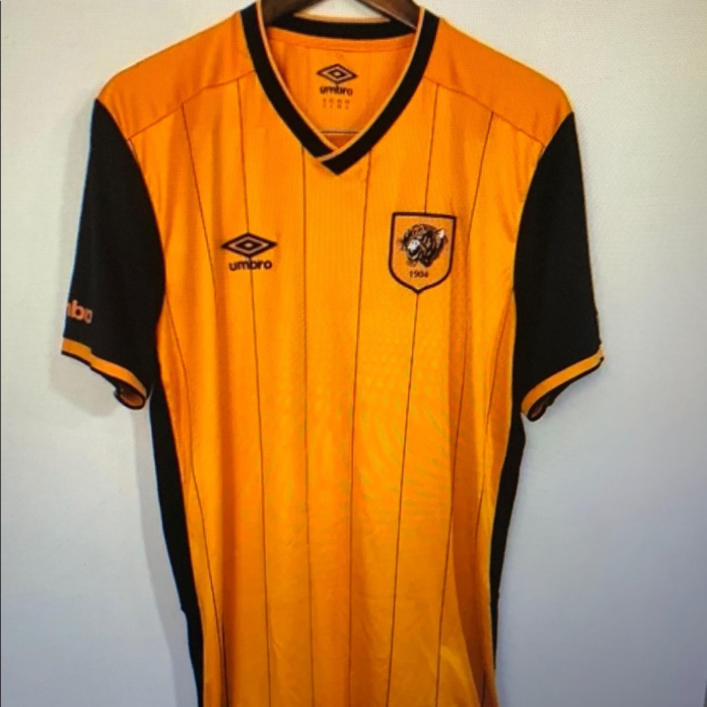 Umbro Men's Short Sleeve Tee - Black and Gold